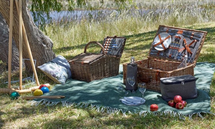Buying Picnic Baskets and Essentials to Carry Inside Them